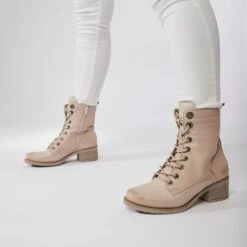 Bezzie Cream Leather -Step Up Shoes bezzie cream leather p11047 73137 medium